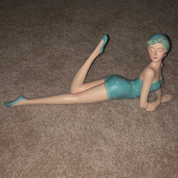 A swimsuit doll detailed accessory - Picture 2 of 3